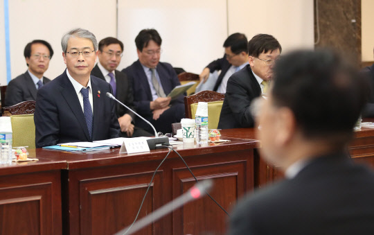 유일호 부총리 겸 기획재정부 장관이 14일 서울 세종로 정부서울청사에서 제21차 경제관계장관회의를 주재하는동안 건너편 자리에서 임종룡 금융위원장이 듣고 있다. 연합뉴스